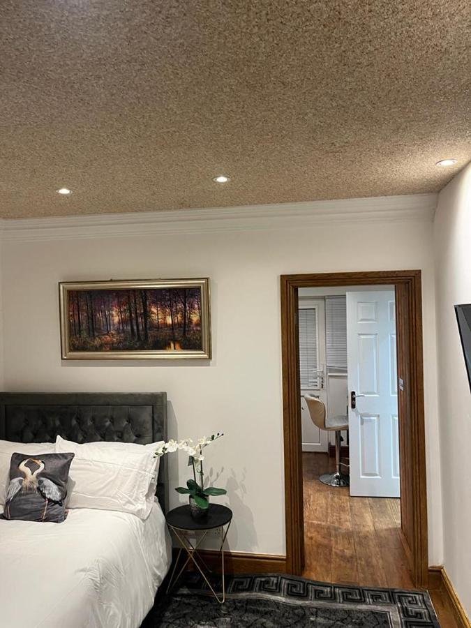 Tj Homes - Luxury Studio Suite With Garden View - Next To Tube Station London Ruislip Buitenkant foto